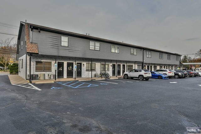 Foto del edificio - 53-67-67 Newark Pompton Turnpike