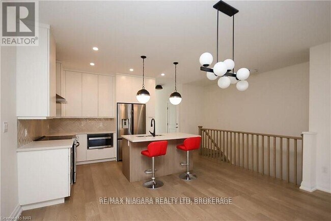 Photo du bâtiment - 9150 Willoughby Dr