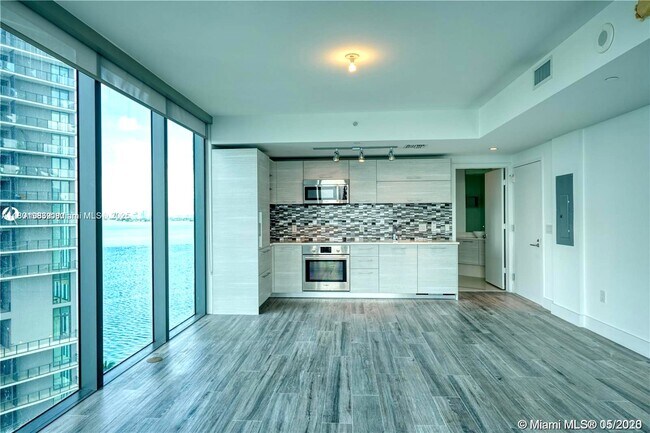 Foto del edificio - 650 NE 32nd St