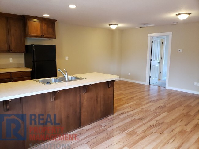 Building Photo - Wonderful Townhome in Woodmere