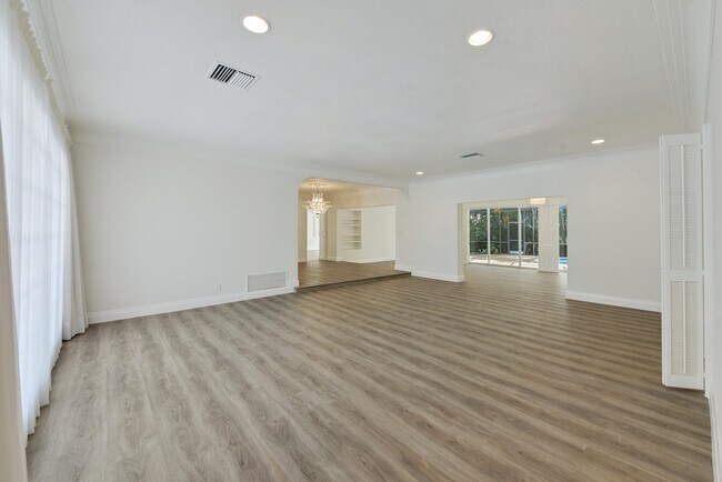 Building Photo - 2342 E Silver Palm Rd
