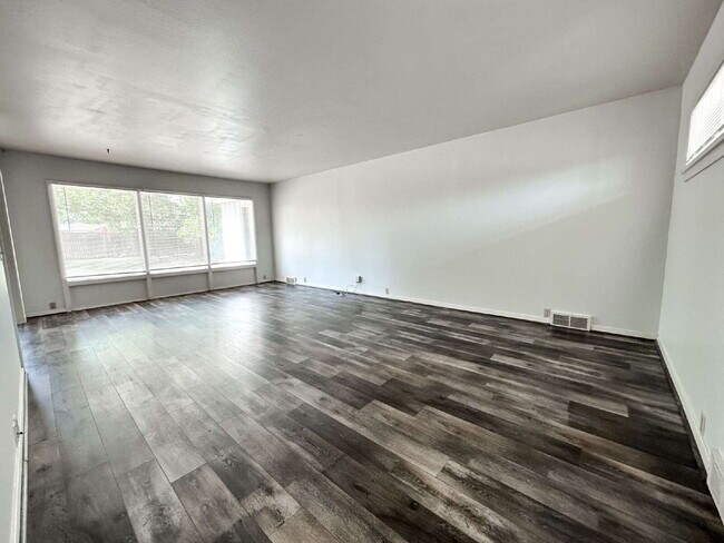 Building Photo - 3-Bedroom Home with Large Backyard!