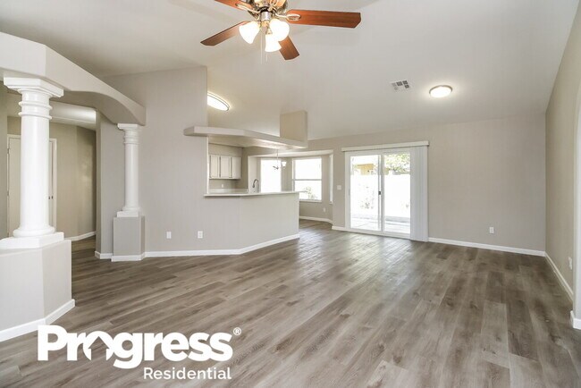 Foto del edificio - 2452 E Garnet Ave