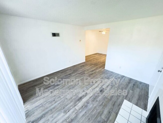 Foto del edificio - 529 Sandalwood Pl