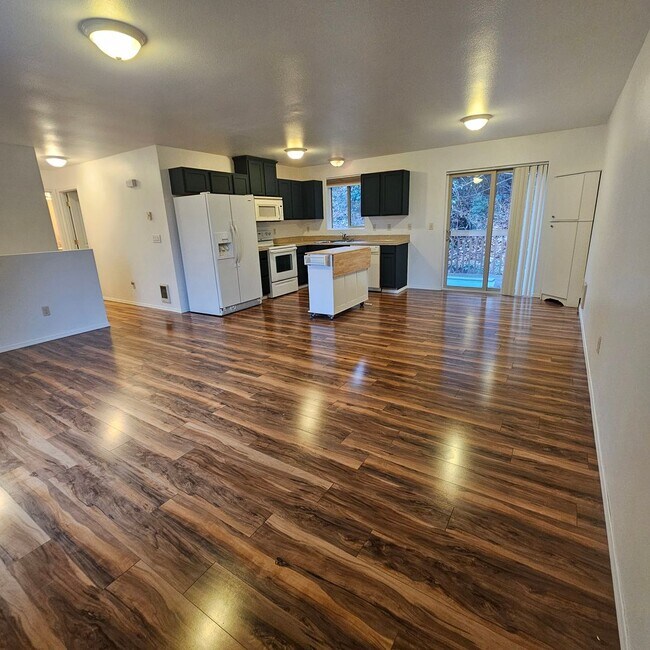 Foto del edificio - Spacious 3-Bedroom Split-Level with Bonus Room and 2-Car Garage