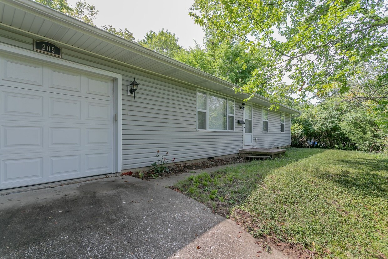 Primary Photo - Cute Central Columbia Home