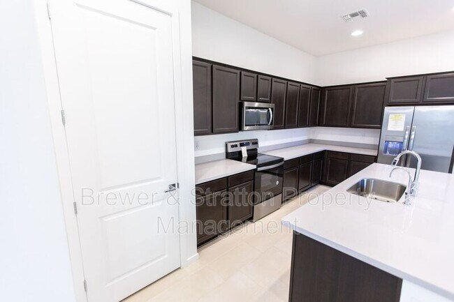 Building Photo - 901 S Smith Rd