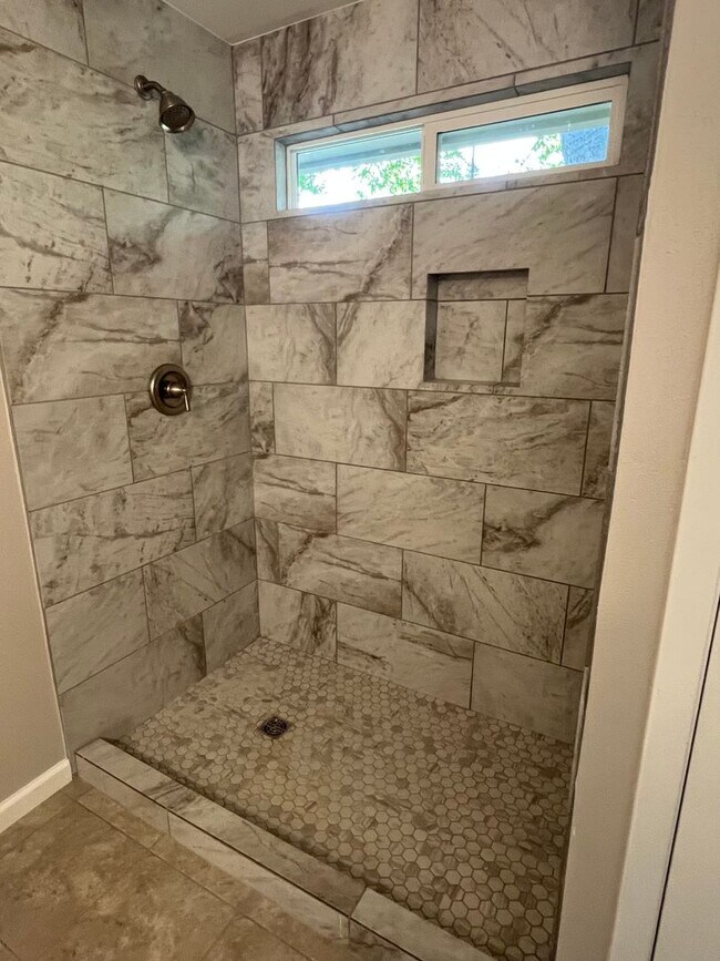 Foto del edificio - Clean Gem at 1108 Libery Ave