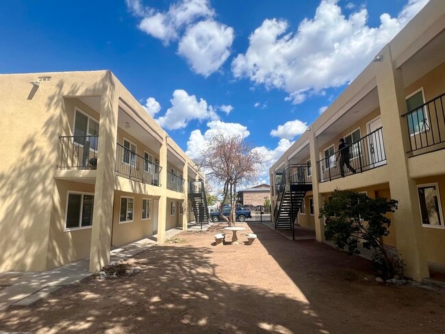 Building Photo - 911 Alvarado Dr SE