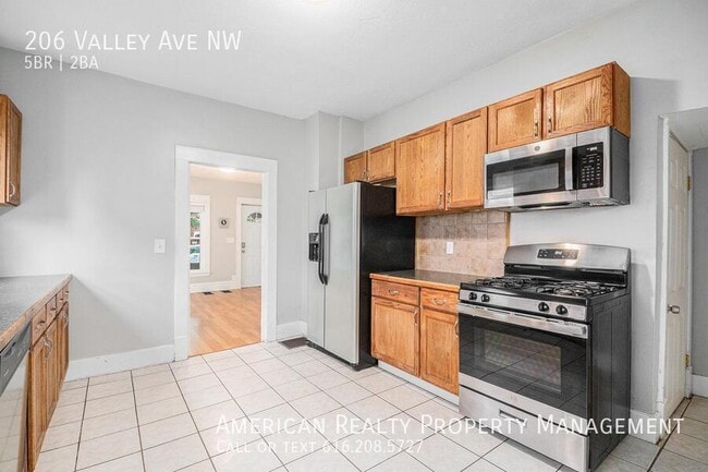 Building Photo - 206 Valley Ave NW