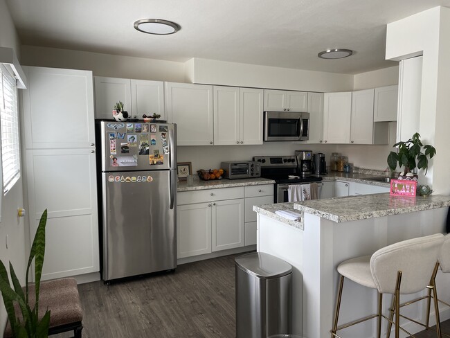 Building Photo - 730 Humbert Ave