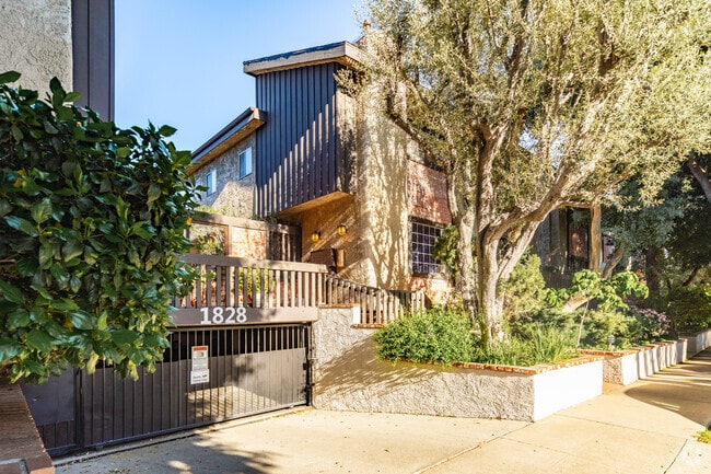 Entrance - 1828-1838 Barry Ave