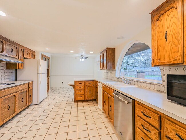 Building Photo - Spacious 3 bed, 3 bathroom home with main ...