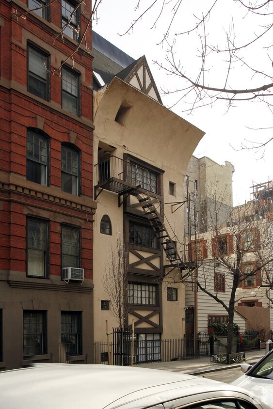 Building Photo - 102 Bedford St