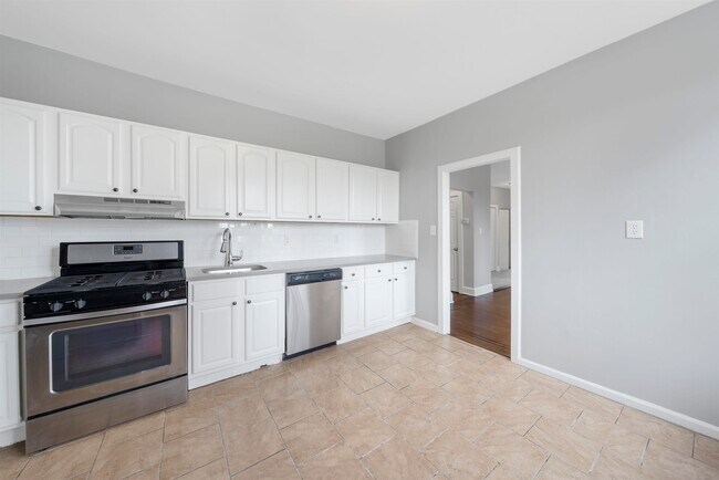 Building Photo - 152 Bentley Ave