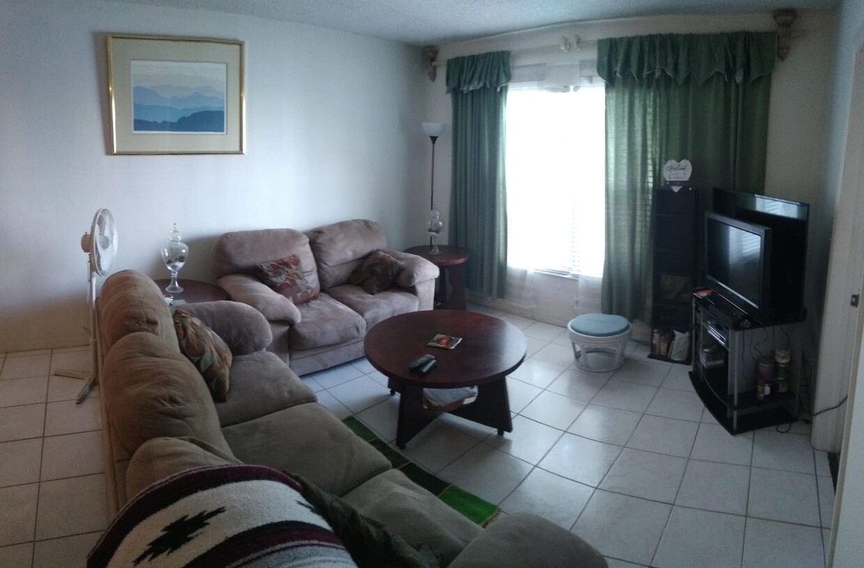 Livingroom - 19305 NE 2nd Ave