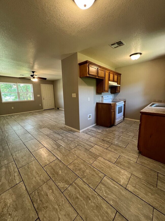 Foto del edificio - 3 Bed 1.5 Bath House, 1 Car Carport, Yard Care Included.