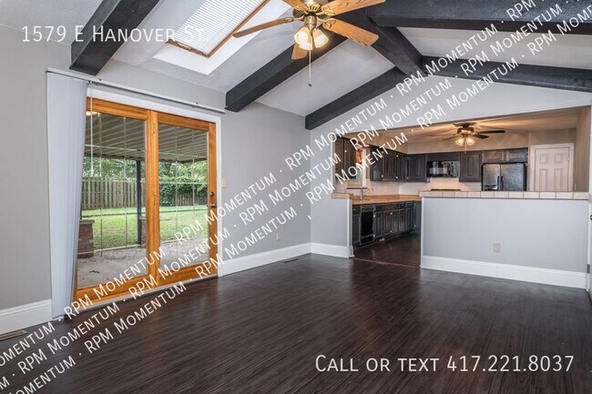 Building Photo - Spacious 3Bed/2Bath Home