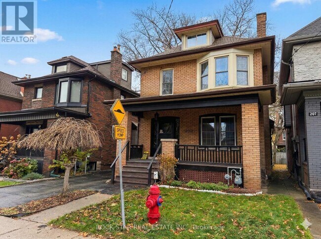 Photo du bâtiment - 203 Fairleigh Ave S