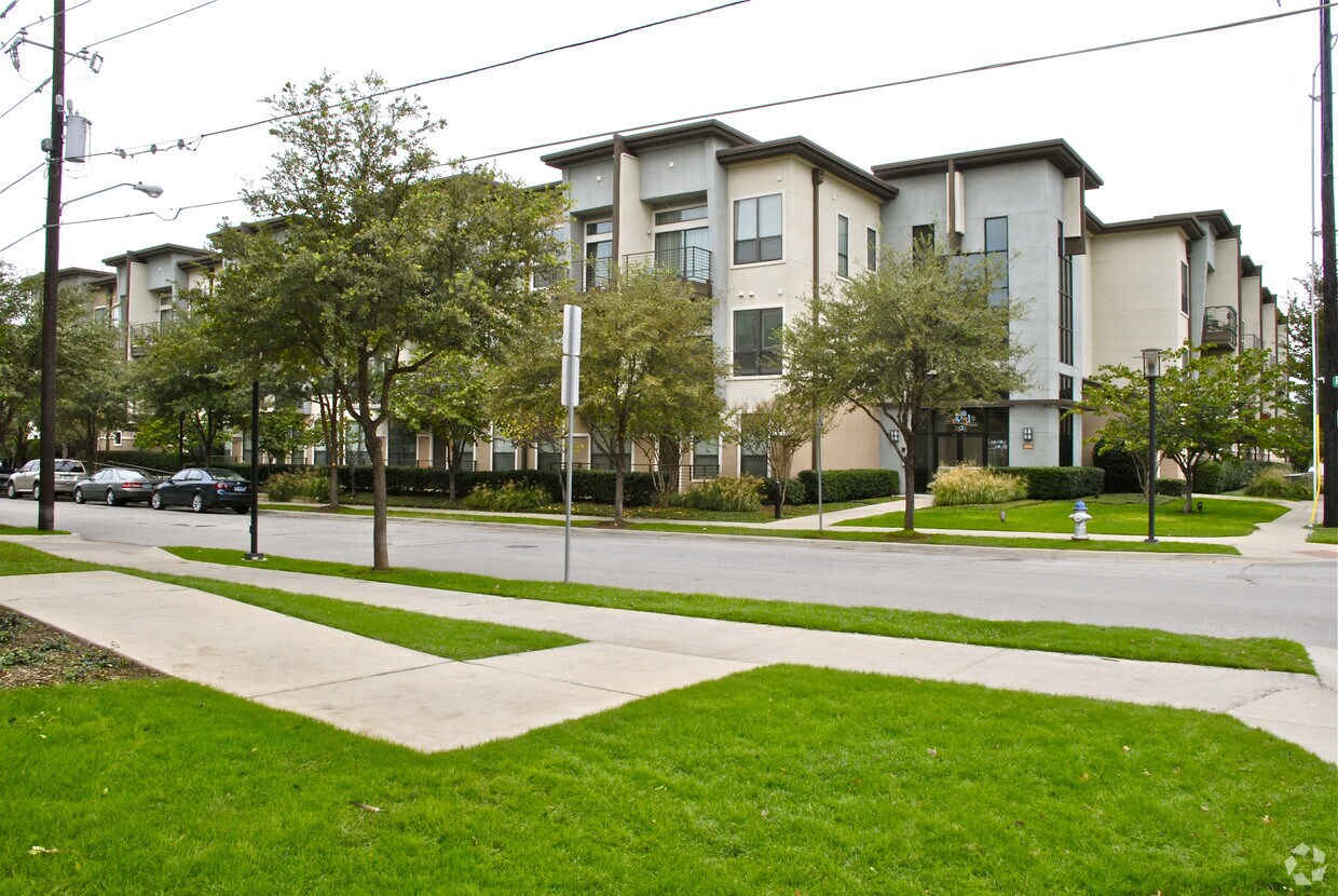 Building Photo - 2525 Reagan St