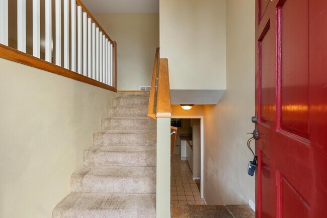 Foto del edificio - Spacious 5-Bed Home on XL Private Lot!