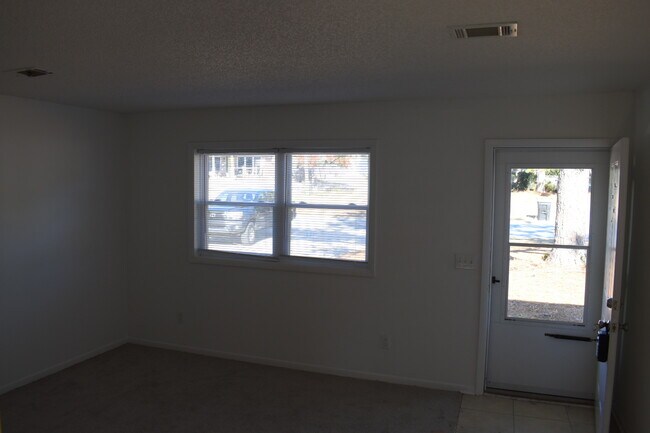 Foto del edificio - 317 Burbank Rd