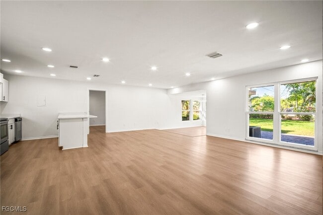 Foto del edificio - 4293 Island Cir