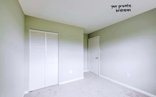 Este es tu dormitorio privado. Tiene espacio para una cama matrimonial/queen, una mesita de noche, un escritorio y una cómoda. - 4767 Kandel Ct