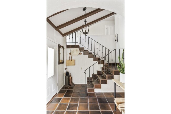 Foto del edificio - Private Spanish-Mission Estate on 10 Acres with Sweeping Mountain Views