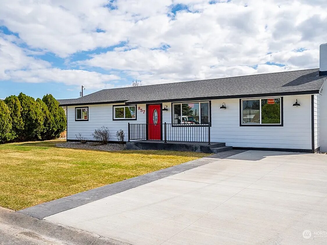 Primary Photo - Charming 3 Bedroom Home
