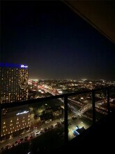 Building Photo - 610 Davis St