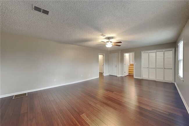 Building Photo - 629 Driftwood Dr