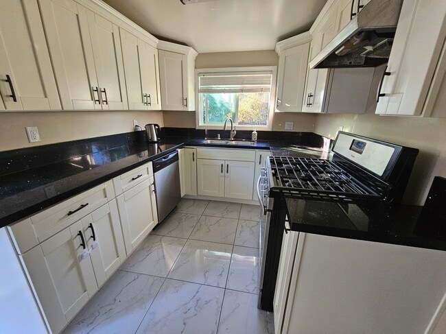 Building Photo - 539 Trier Ave