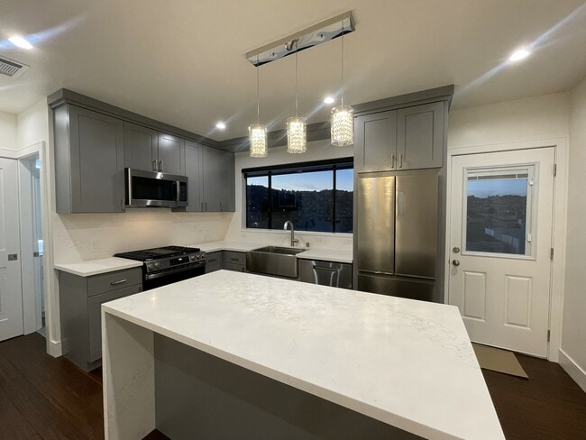 Building Photo - 120 Coleridge St