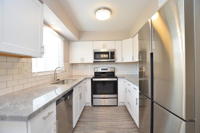 Building Photo - 785 N Arrowhead Dr