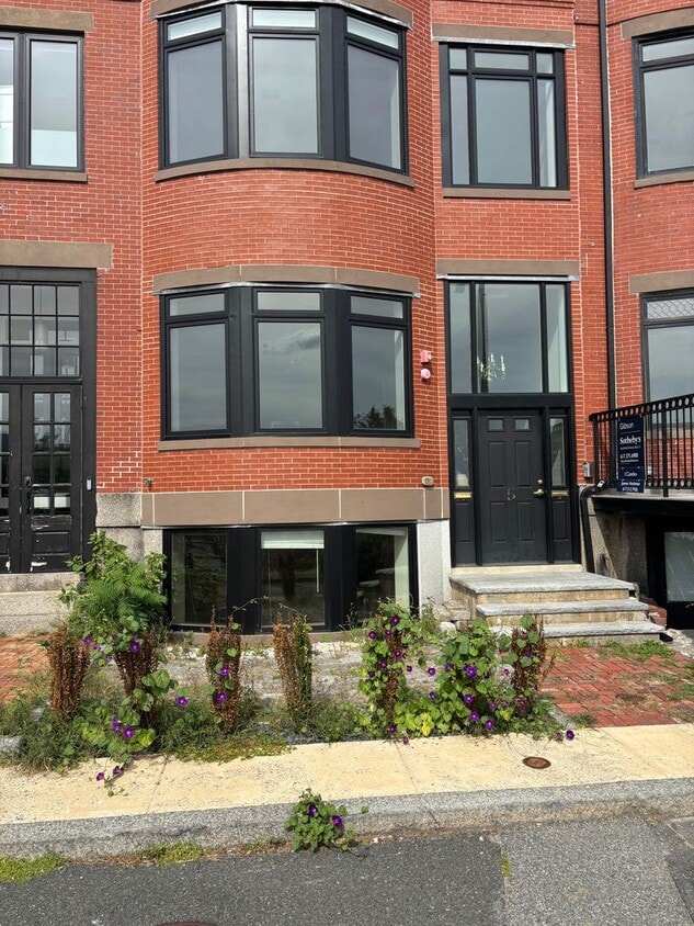 Primary Photo - Jeffries Point Luxury Townhouse w/Spectacu...