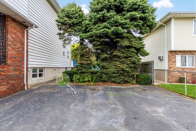 Building Photo - 1-Bed Apartment with Hardwood Floors, In-U...
