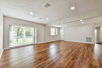 Building Photo - 304 Bellmar Ln