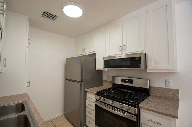 Building Photo - 5617 Woodman Ave