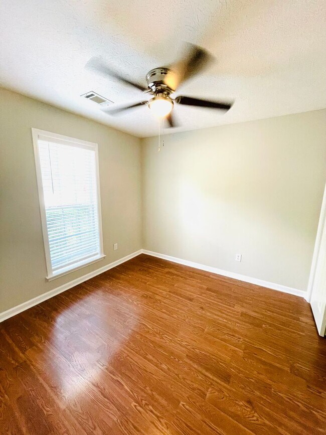 Building Photo - ** 3 Bed 2 Bath Located off Taylor road **...