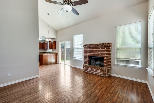 Photo - 598 Harbour Town Dr House