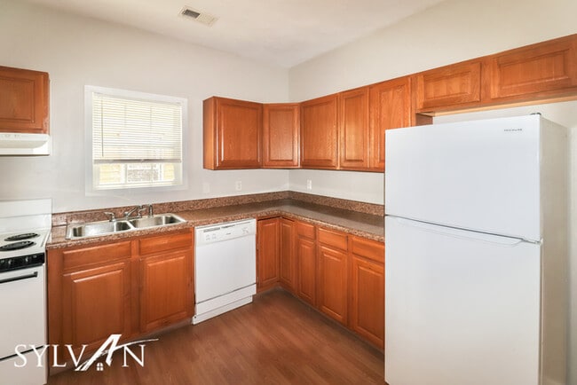 Foto del edificio - The living is easy in this 3 bedroom, 1.5 ...
