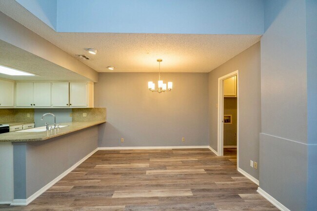 Foto del edificio - Fully Remodeled Townhome with Loft and Pri...