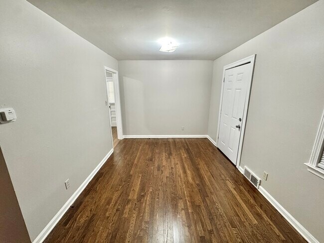 Foto del edificio - 3119 Queensgate Ave