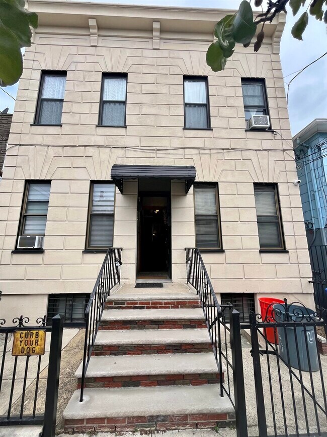 Building Photo - 512 21st St