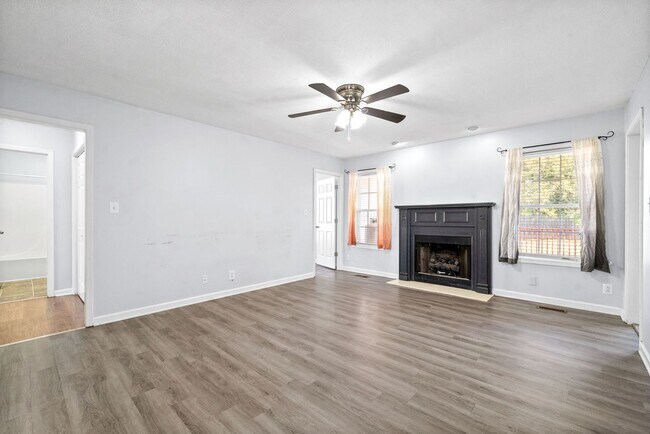 Foto del edificio - Adorable home with fenced back yard coming...