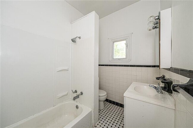 Building Photo - 525 S Graham St