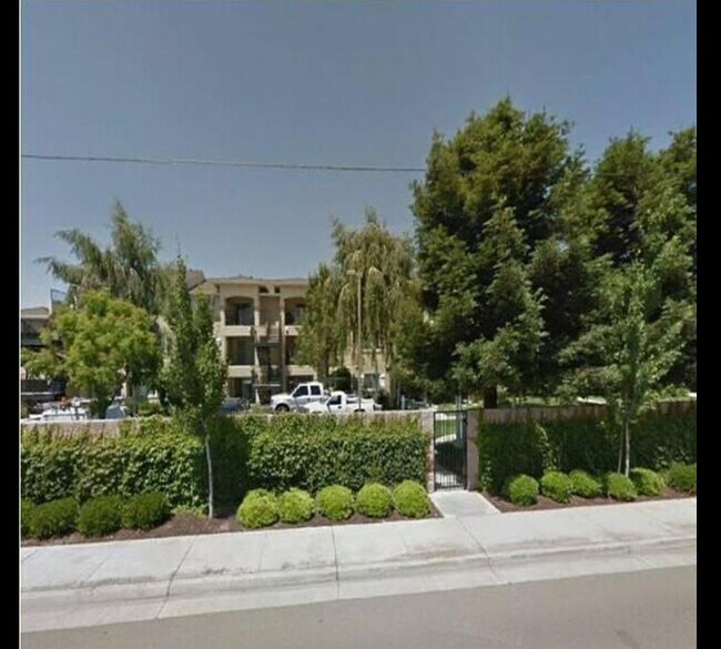 Ground level condo - 565 Peerless Way