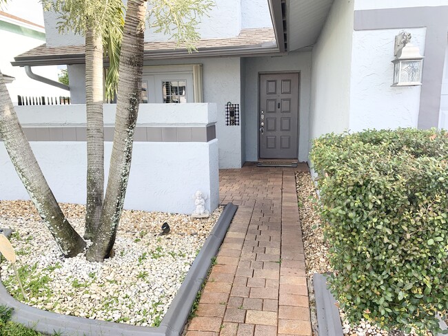 Foto del edificio - 9950 SW 12th St