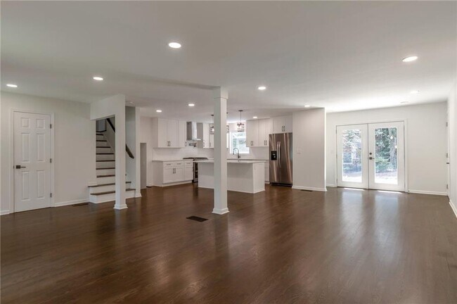 Building Photo - 3480 Tanbark Ct NE